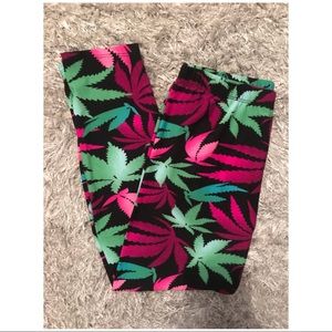 NWOT Cannabis Leaf Cropped Leggings